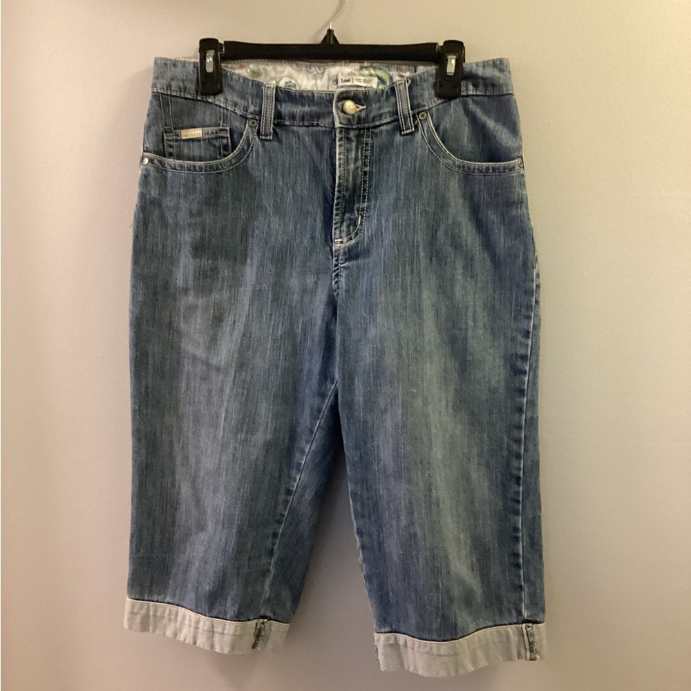 Lee just below the waist medium wash jean capris Woman’s size 12M